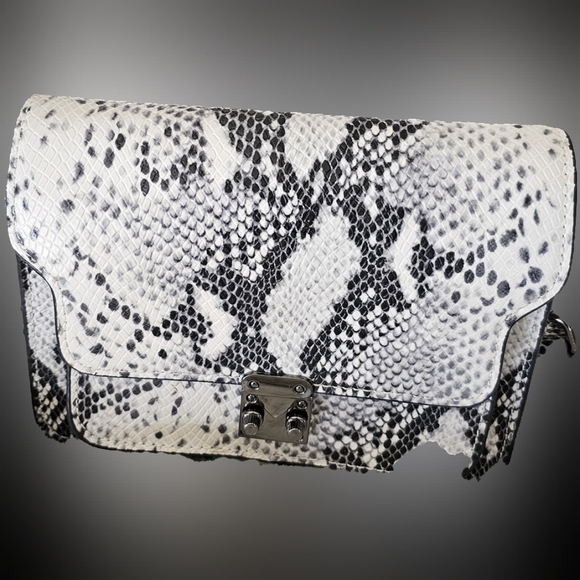 KC Zagger, Snakeprint Crossbody - Picture 3 of 8